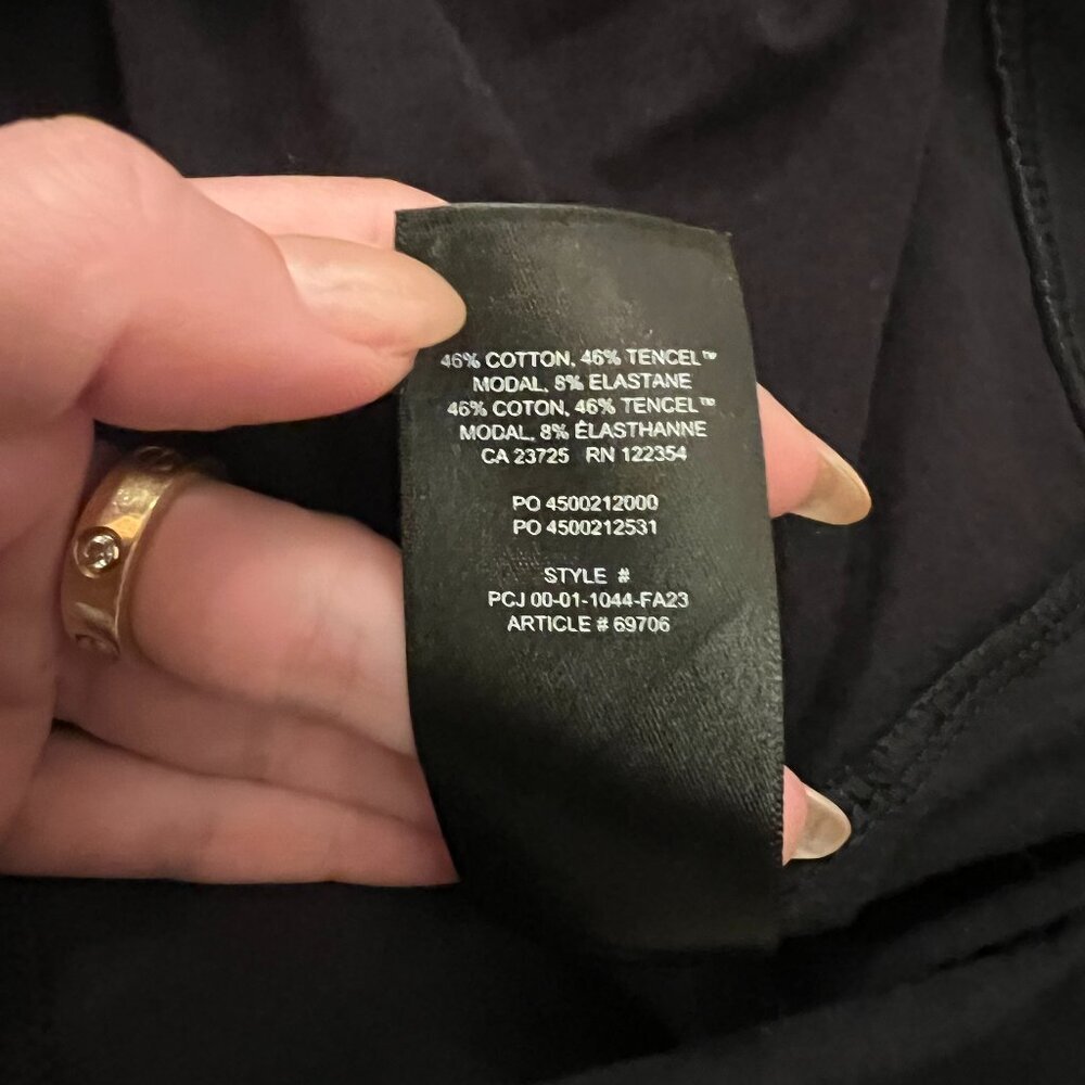 Aritzia - THE GROUP by Babaton - Classic V-Neck Black Tee - 2XS/XXS - Picture 4 of 7